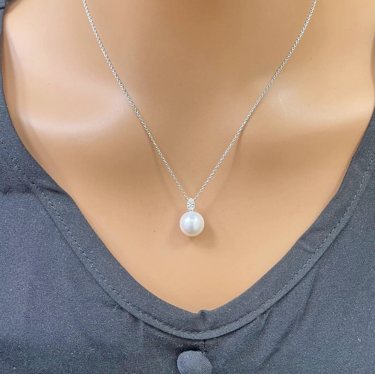 18ct Gold Natural Freshwater Pearl & Diamond Pendant Necklace 0.05ct 17 Inches