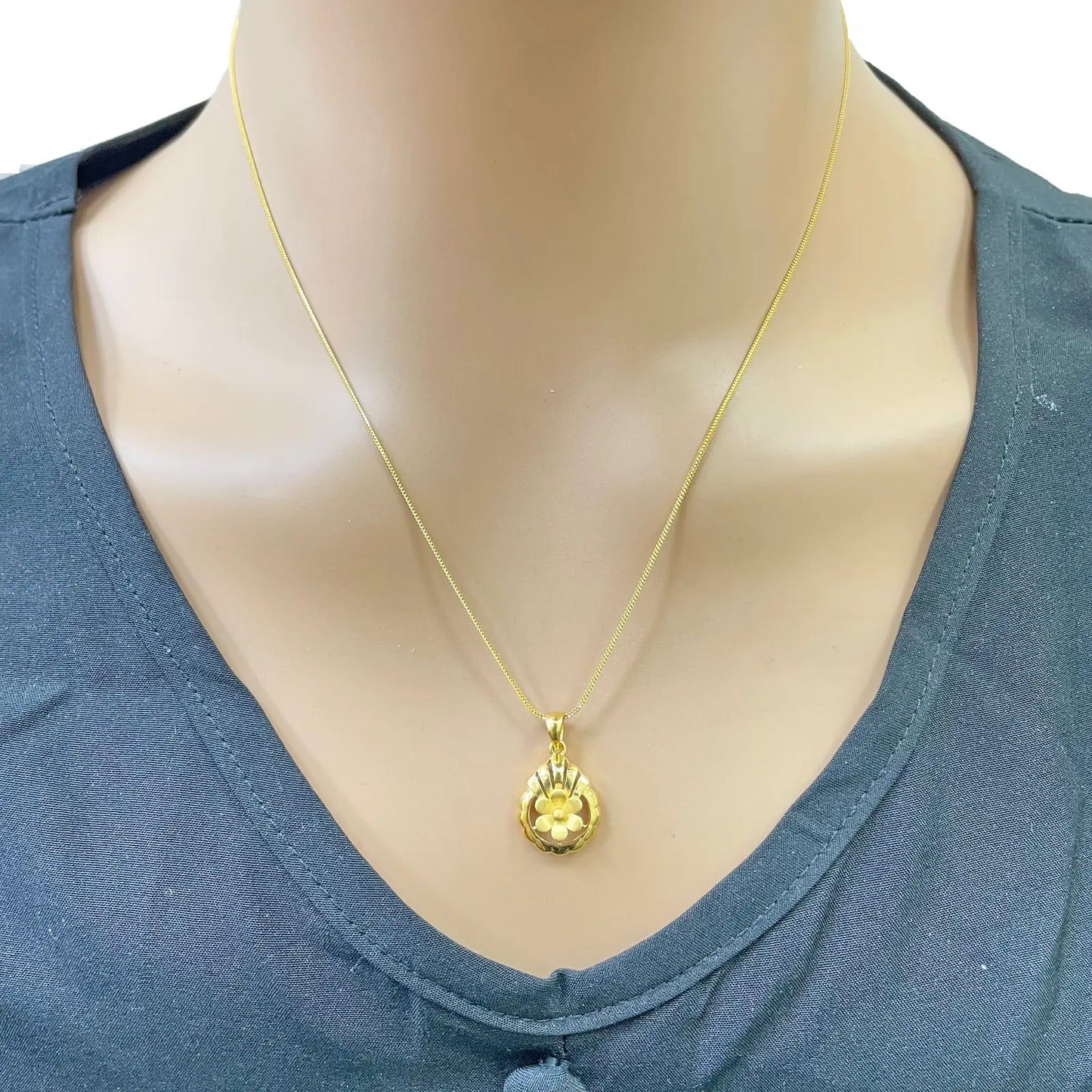 22ct Yellow Gold Floral Open Circle Scallop Pendant & Earring Set Jewelry Set