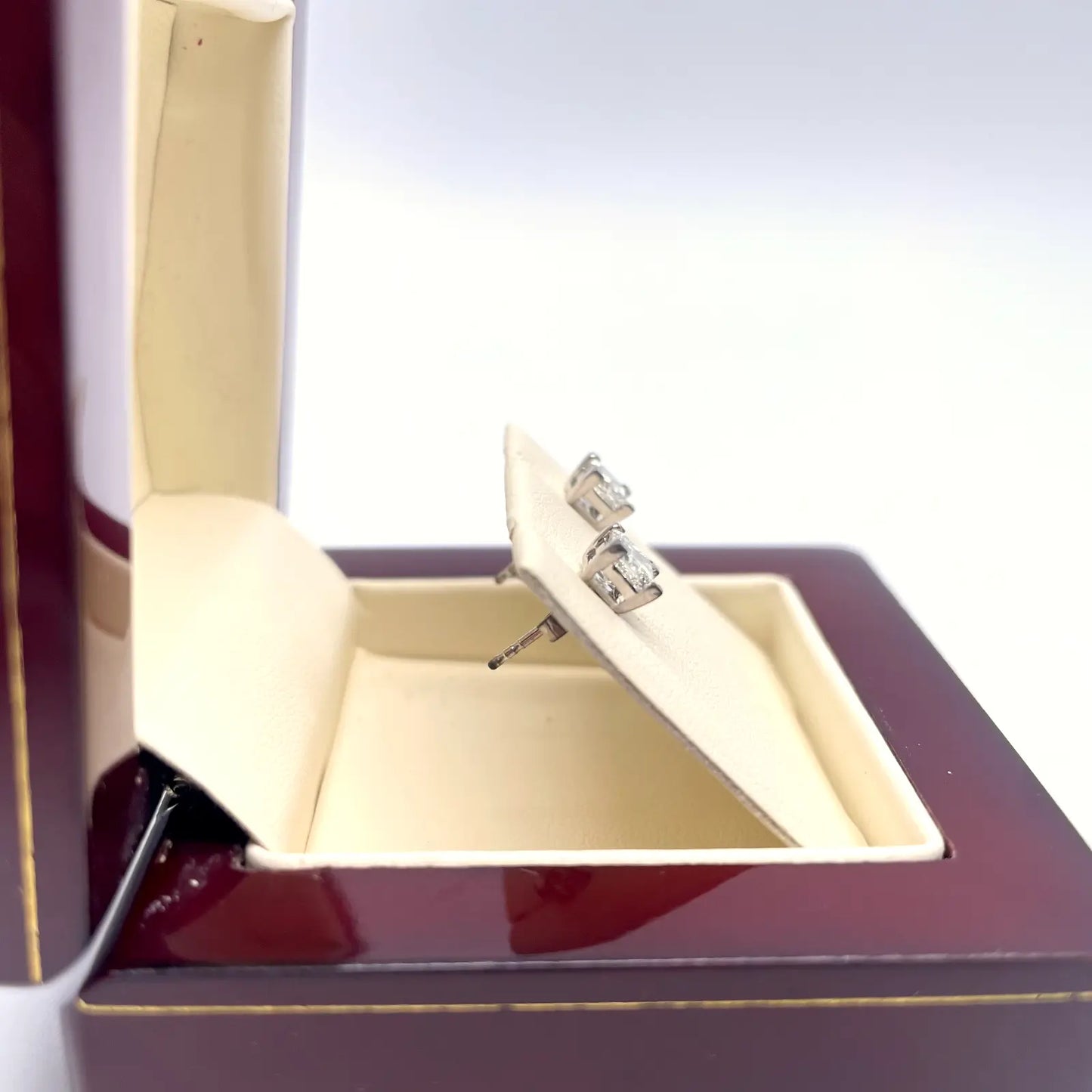 18ct White Gold Princess Cut Diamond 4-Claw Solitaire Studs 1.00ct GIA Certified 